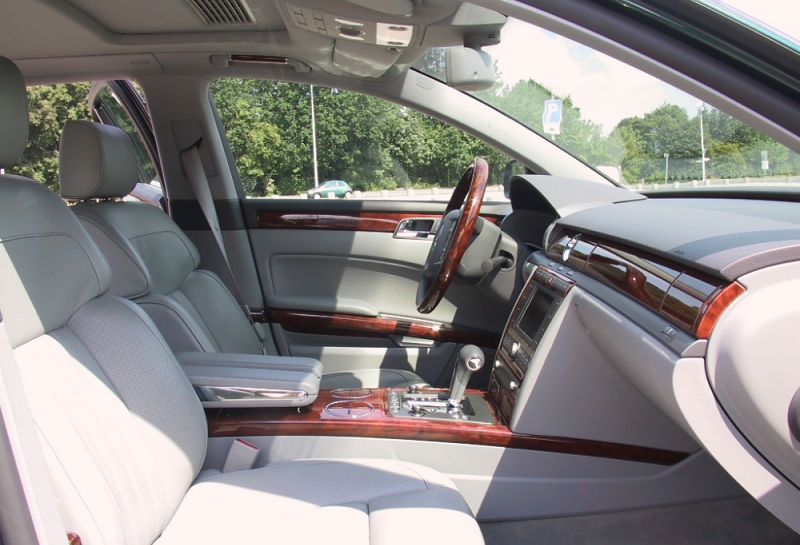 http://www.autointell.de/europaeische-hersteller/volkswagen/Volkswagen-Phaeton/volkswagen-phaeton-interior-front-800.jpg