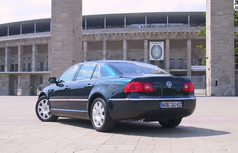 http://www.autointell.de/europaeische-hersteller/volkswagen/Volkswagen-Phaeton/volkswagen-phaeton-rear-800.jpg